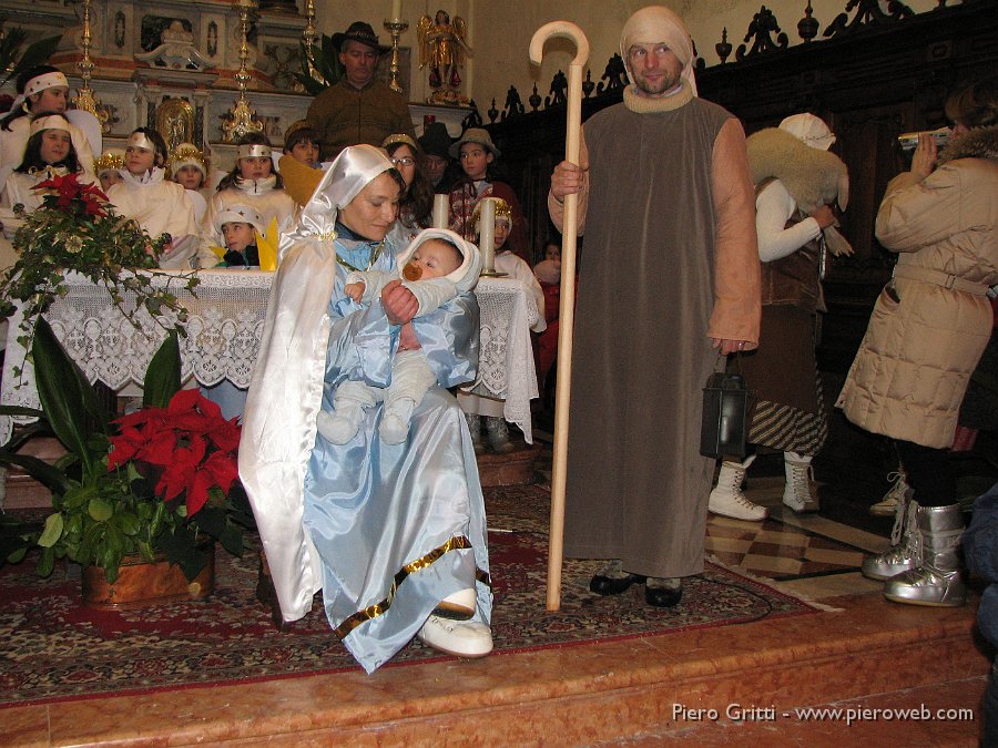 presepio 134.jpg - ...all'altare